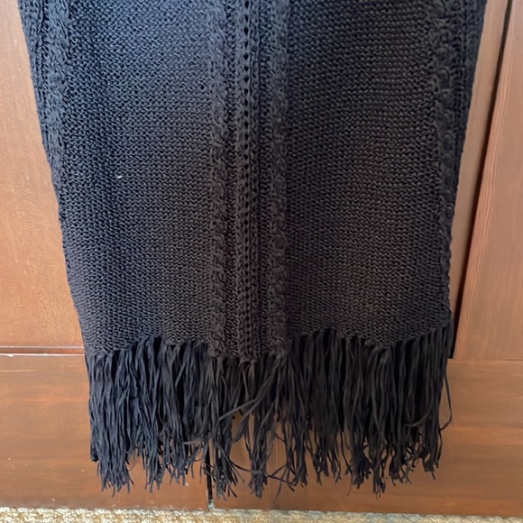 Scoop NYC sleeveless fringed knit sweater in black - Picture 9 of 11